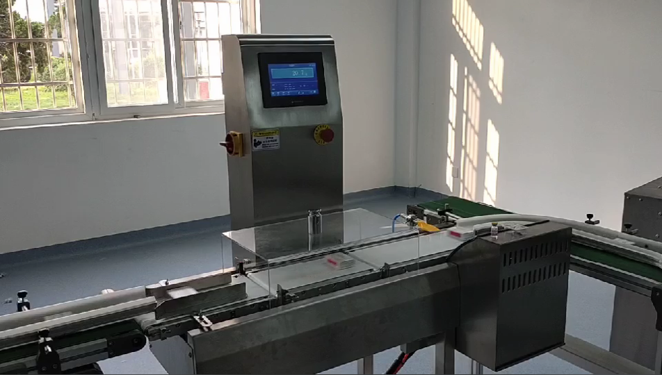 盒裝制藥自動(dòng)稱重機(jī)客戶使用現(xiàn)場(chǎng)視